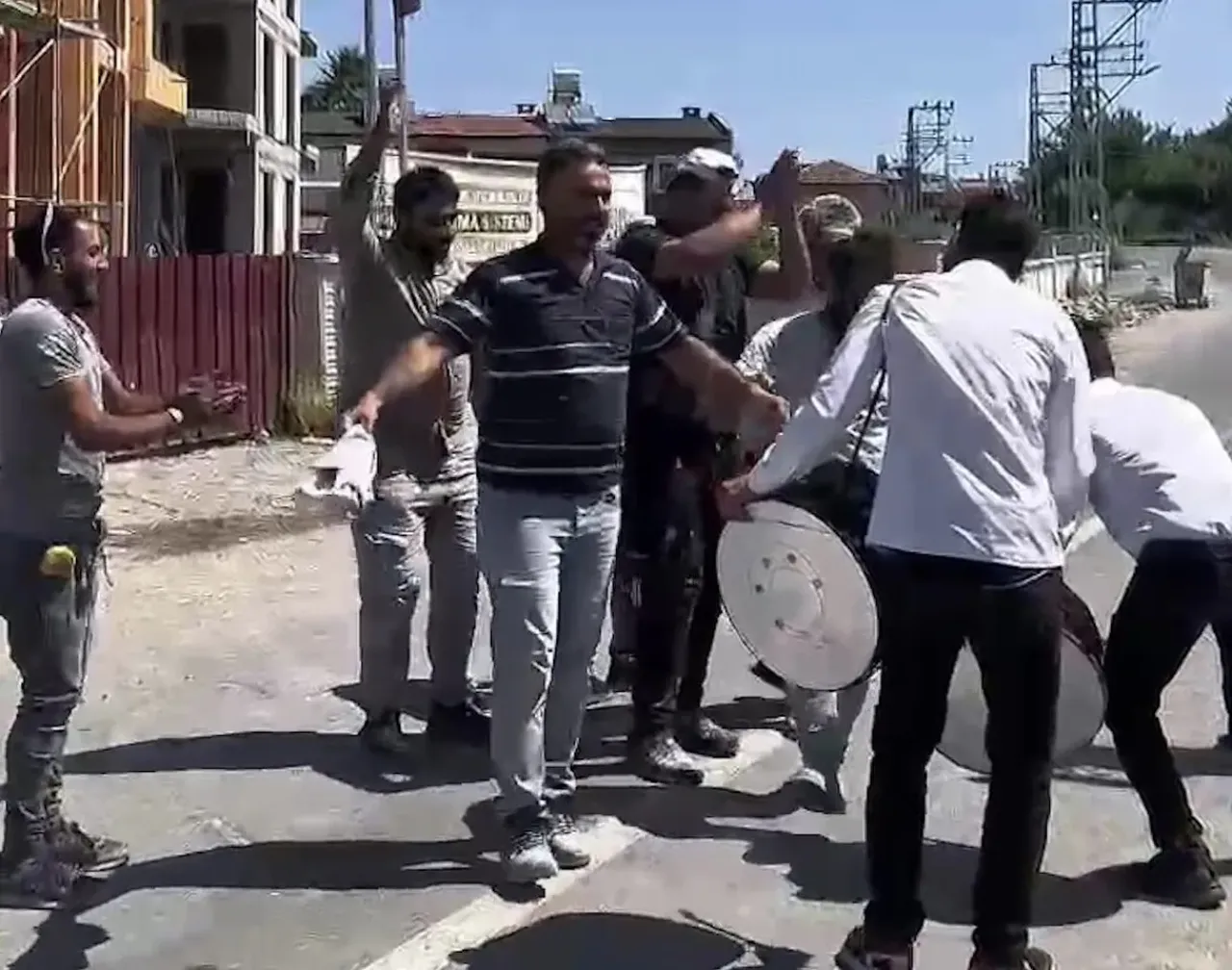 Deprem konutlarındaki işçilere davullu zurnalı moral sürprizi