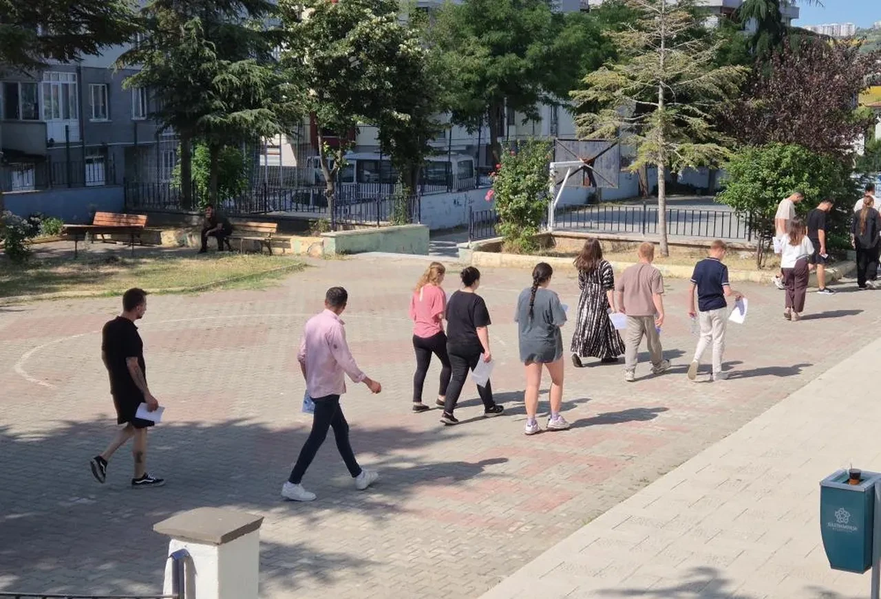 Her yıl ayı manzara! AYT'ye saniyelerle yetiştiler