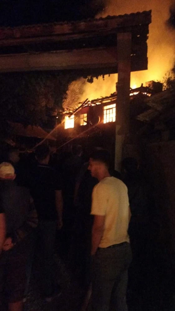 Kastamonu’da İki katlı ahşap ev alevlere teslim oldu!