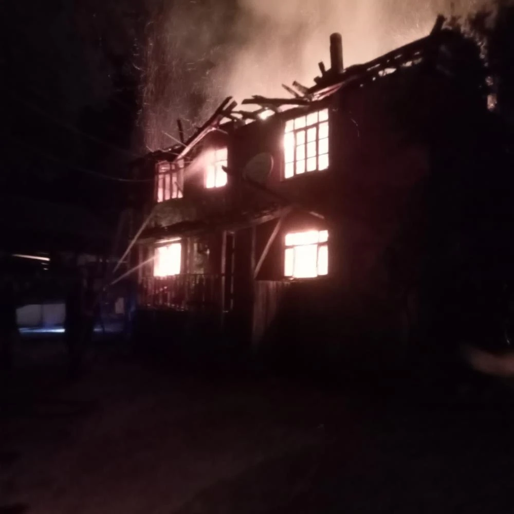 Kastamonu’da İki katlı ahşap ev alevlere teslim oldu!