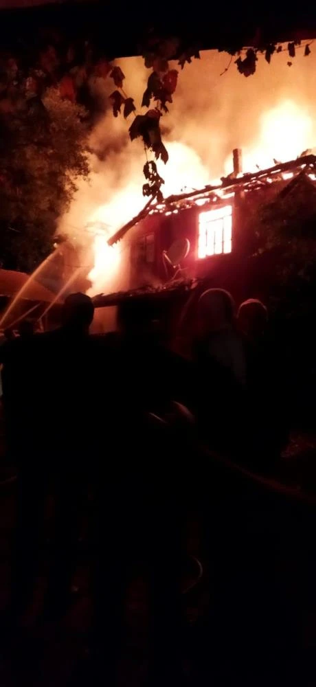 Kastamonu’da İki katlı ahşap ev alevlere teslim oldu!