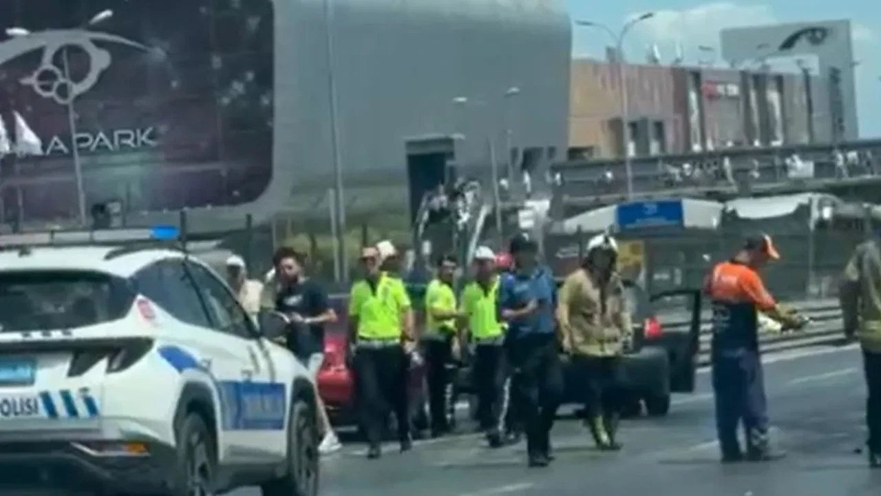 İstanbul'da E-5'i kilitleyen kaza! Yan yoldan anayola uçtu