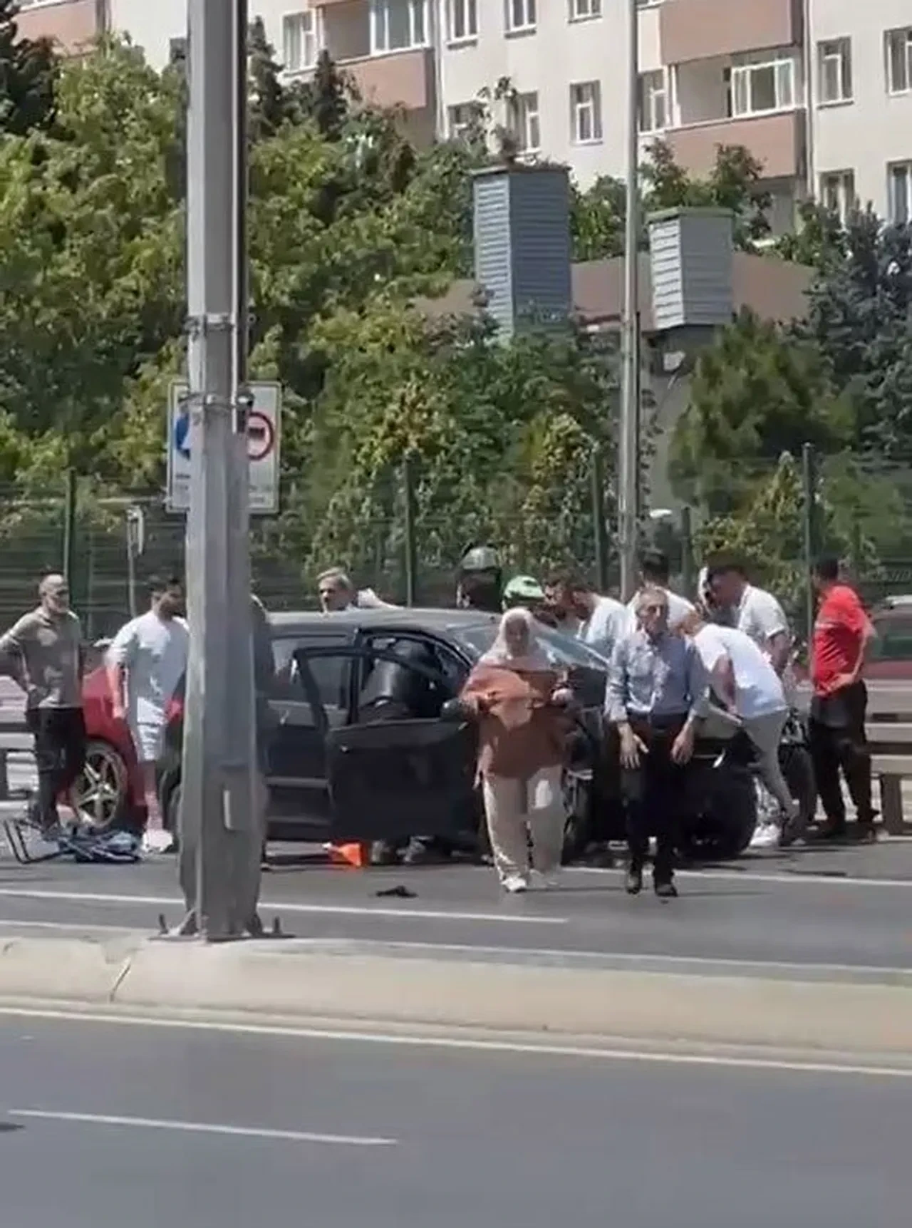 İstanbul'da E-5'i kilitleyen kaza! Yan yoldan anayola uçtu