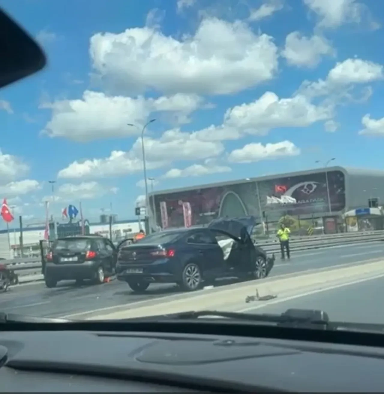 İstanbul'da E-5'i kilitleyen kaza! Yan yoldan anayola uçtu