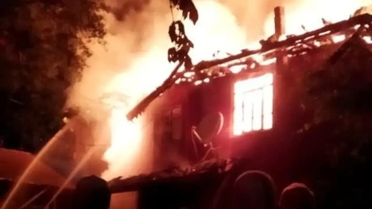 Kastamonu’da İki katlı ahşap ev alevlere teslim oldu!
