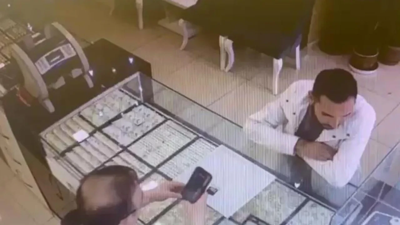 Kuyumcuya sahte altın satarken yakalandılar
