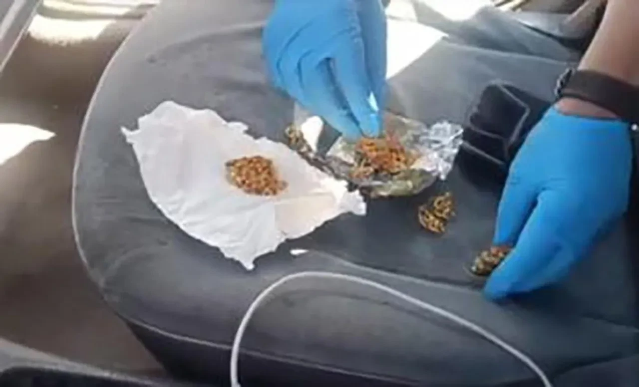 Kuyumcuya sahte altın satarken yakalandılar