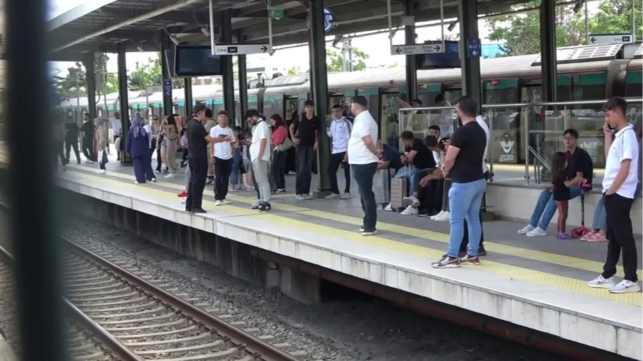 Marmaray'da arıza! Seferler aksadı, duraklarda yoğunluk oluştu