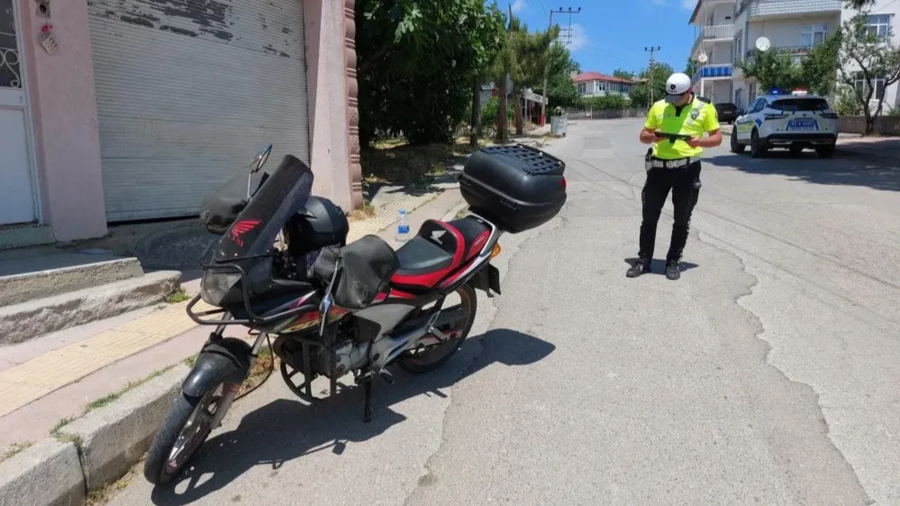 Motosiklet sürücüsü soluğu hastanede aldı