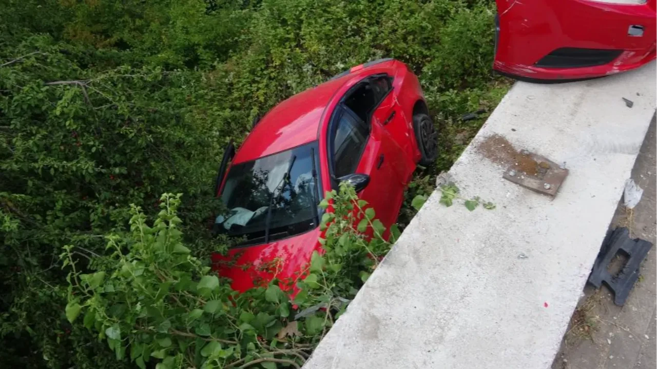 İstinat duvarından ağaçlık alana uçtu: Yaralılar var