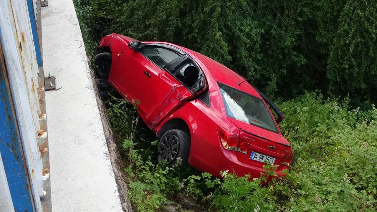 İstinat duvarından ağaçlık alana uçtu: Yaralılar var