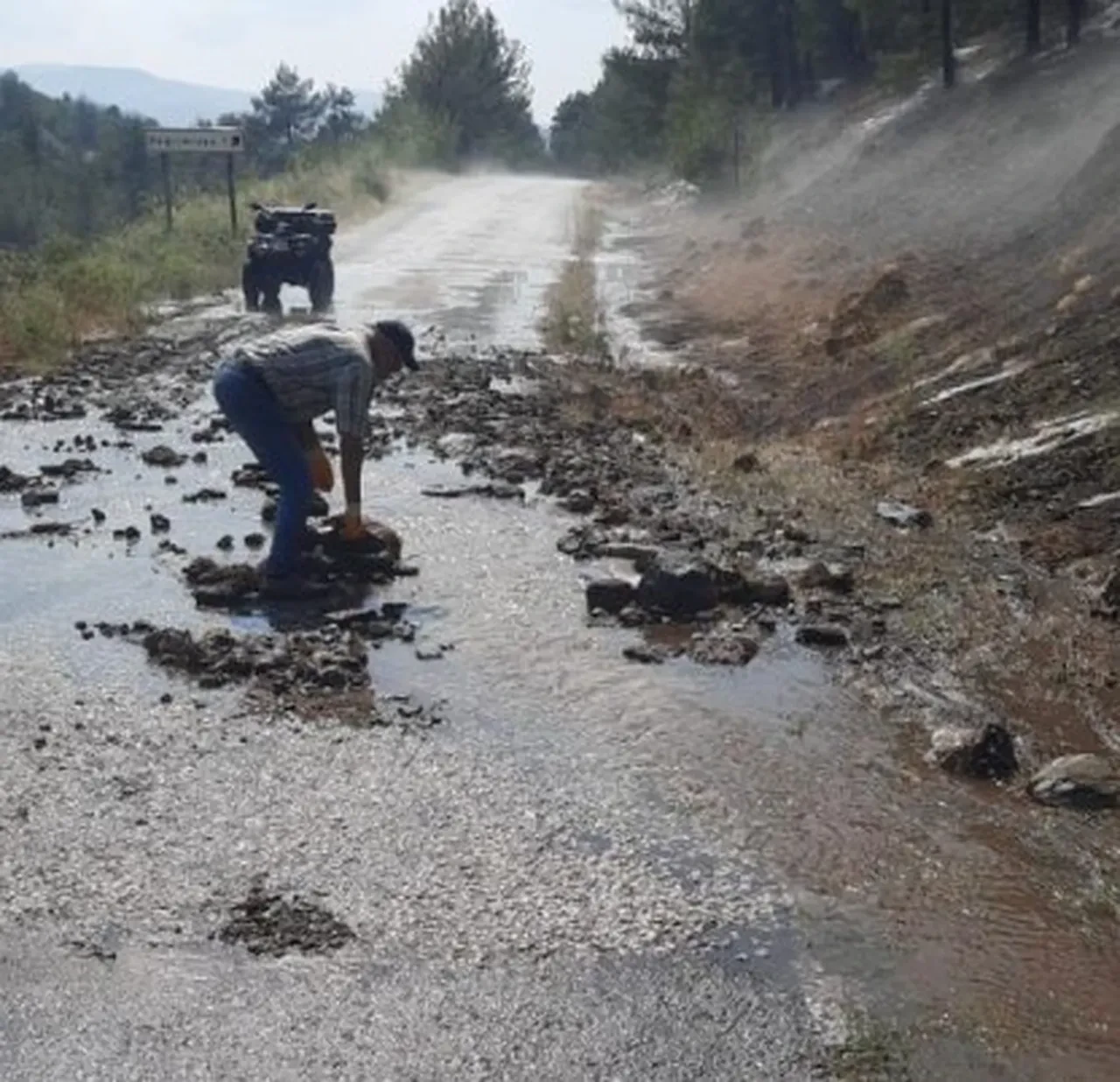 Sağanak yağmur ve dolu hayatı felç etti! Köylüler seferber oldu