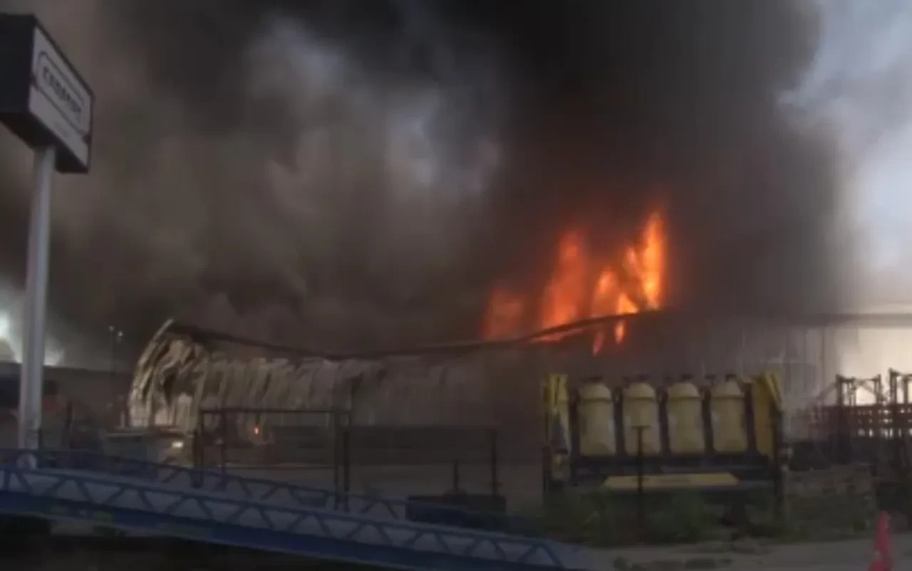 Sakarya'da traktör bayisinde yangın