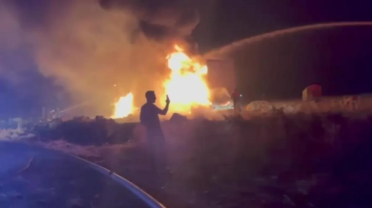 Şanlıurfa'da seyir halindeki tır alev alev yandı!