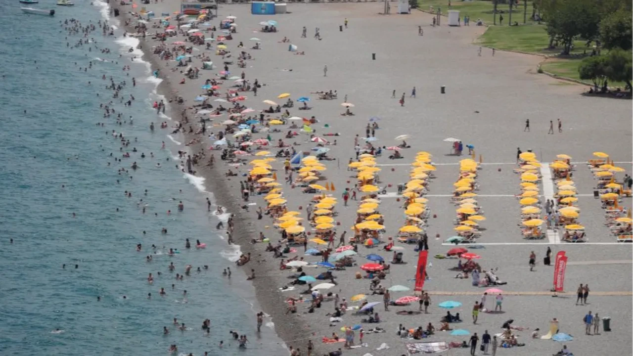 Termometreller 33 dereceyi gördü! Antalyalılar plajlara koştu 