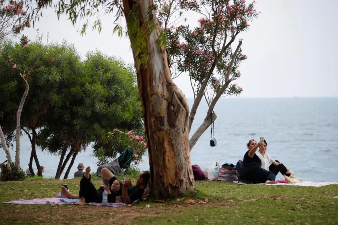 Termometreller 33 dereceyi gördü! Antalyalılar plajlara koştu