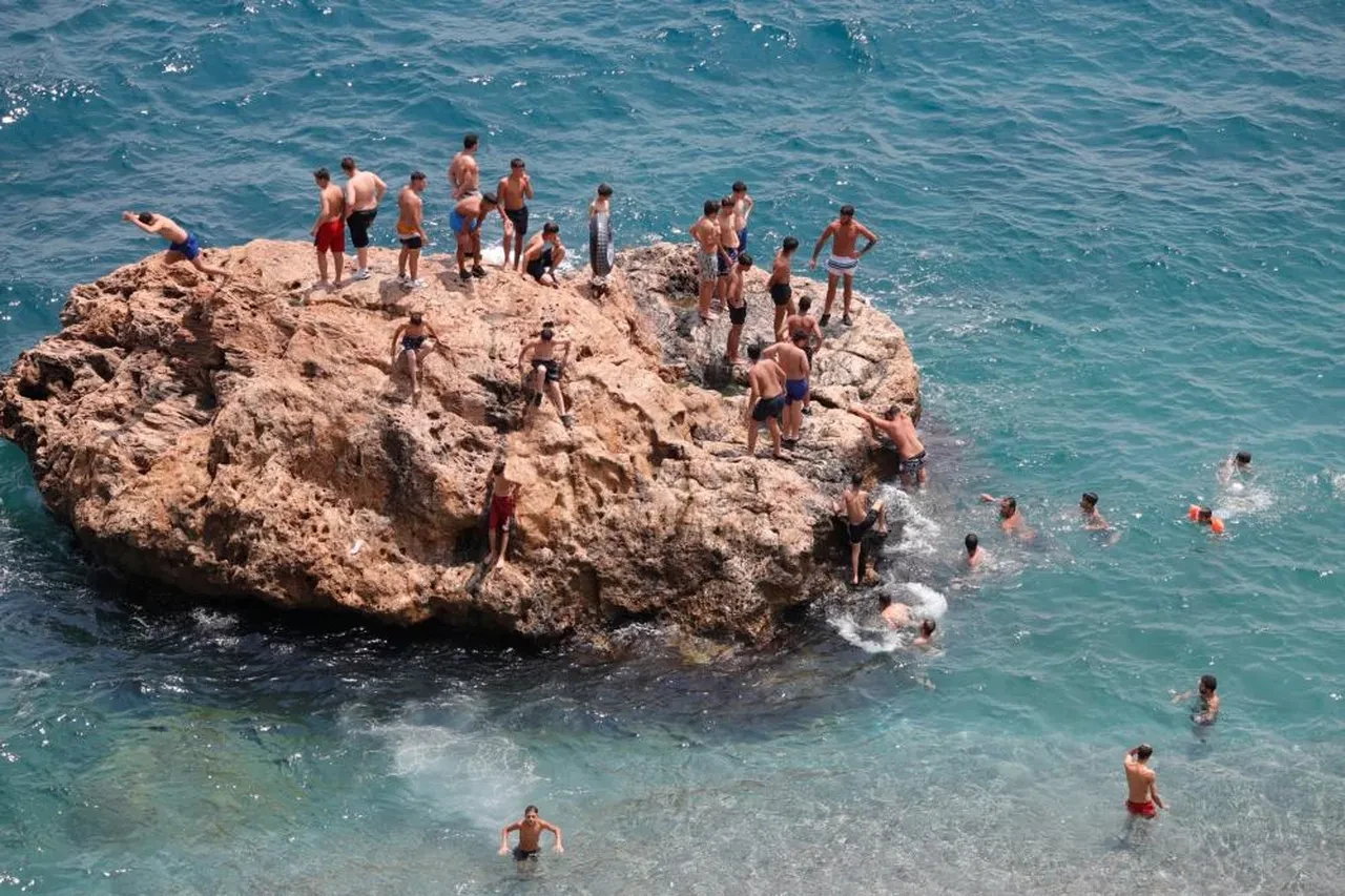 Termometreller 33 dereceyi gördü! Antalyalılar plajlara koştu