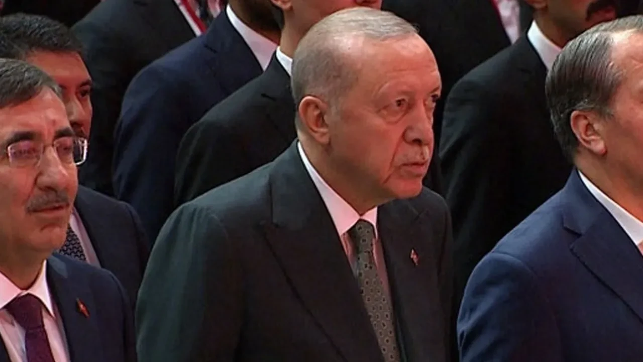 Cumhurbaşkanı Erdoğan gelen telefon üzerine salondan ayrıldı