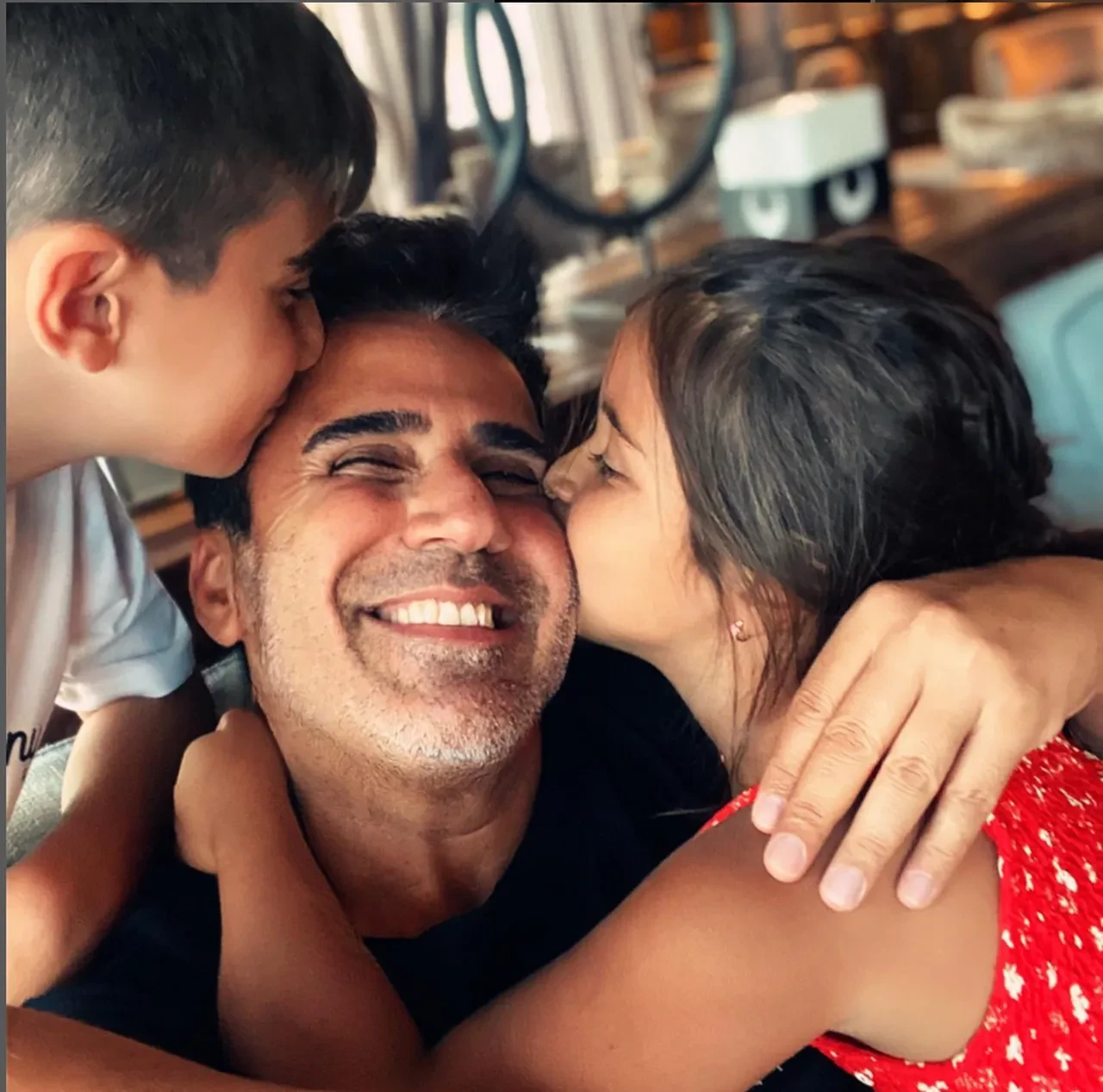 Emrah'ın oğlu da babasının izinde! Sesine beğeni yağdı