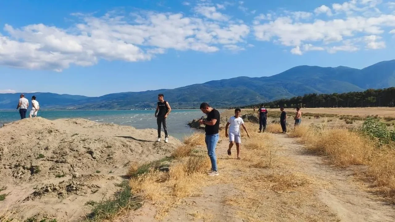 Göle giren iki kuzenden acı haber! Önce terlikleri sonra cansız bedenleri bulundu