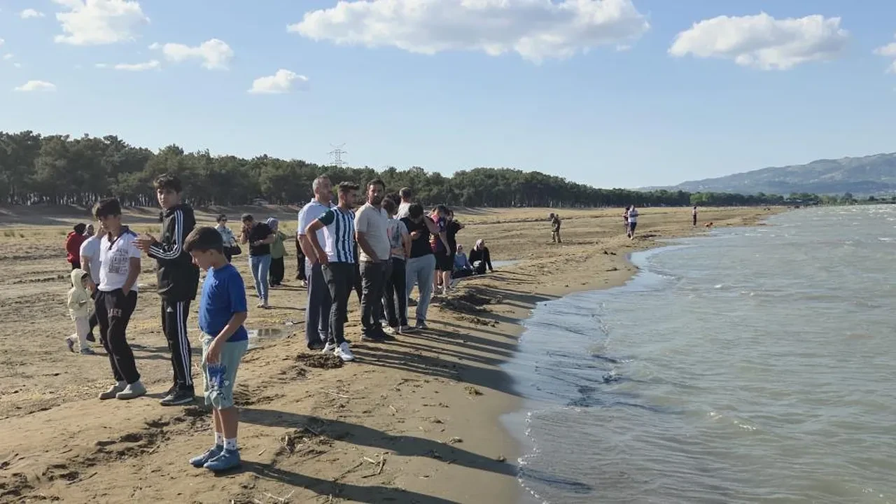 Göle giren iki kuzenden acı haber! Önce terlikleri sonra cansız bedenleri bulundu