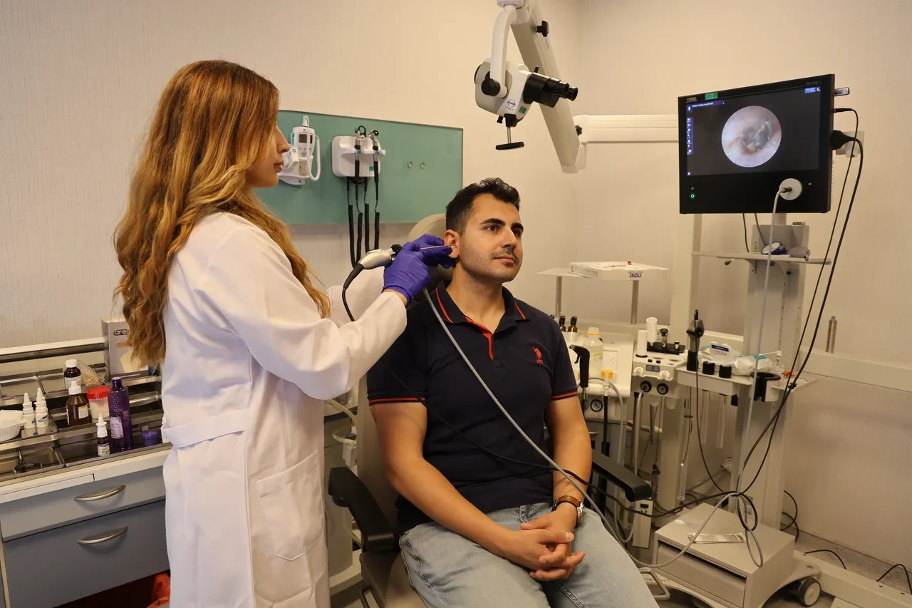 Hapşırık ve burun akıntısıyla kendini gösteriyor, masum görünüyor Tedavi edilmezse işitme kaybı olabilir
