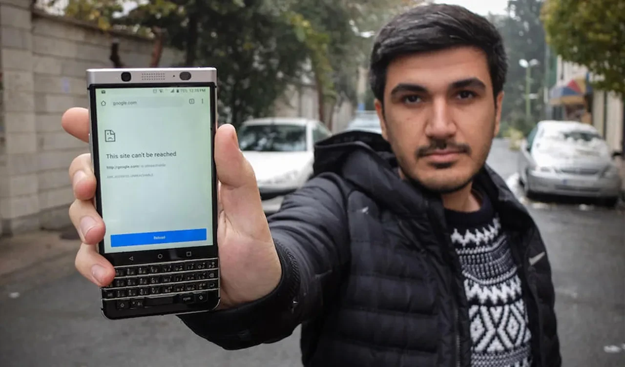 İran'daki sevdiklerini arayanlara gizemli 90 saniyelik mesaj: "Hayat sürprizlerle dolu"