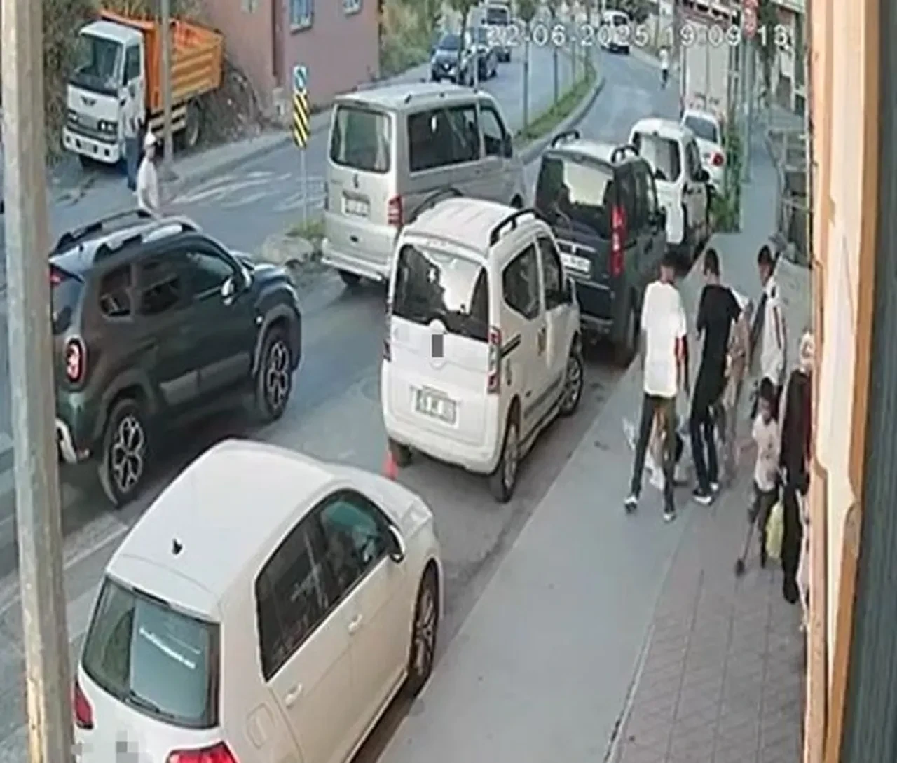 İstanbul'da sokak ortasında korkunç olay! Sopayla darp ettiler