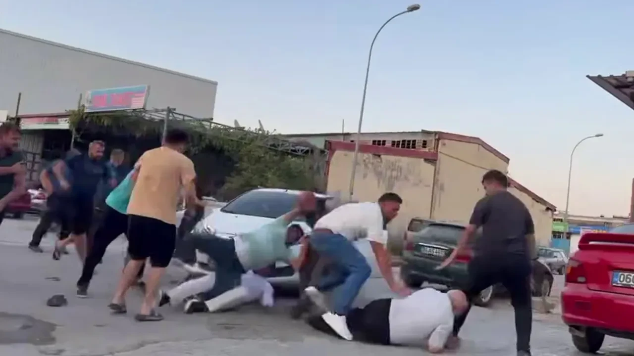 Kaza sonrası birbirlerine girdiler! Tekmeli, yumruklu kavga kamerada 