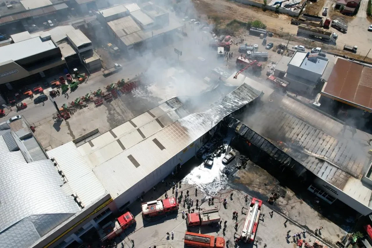Sakarya'da traktör bayisinde yangın