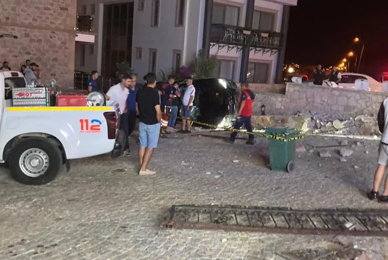 Ünlü iş insanı Ayvalık'ta kazada hayatını kaybetti! Eşi ağır yaralı