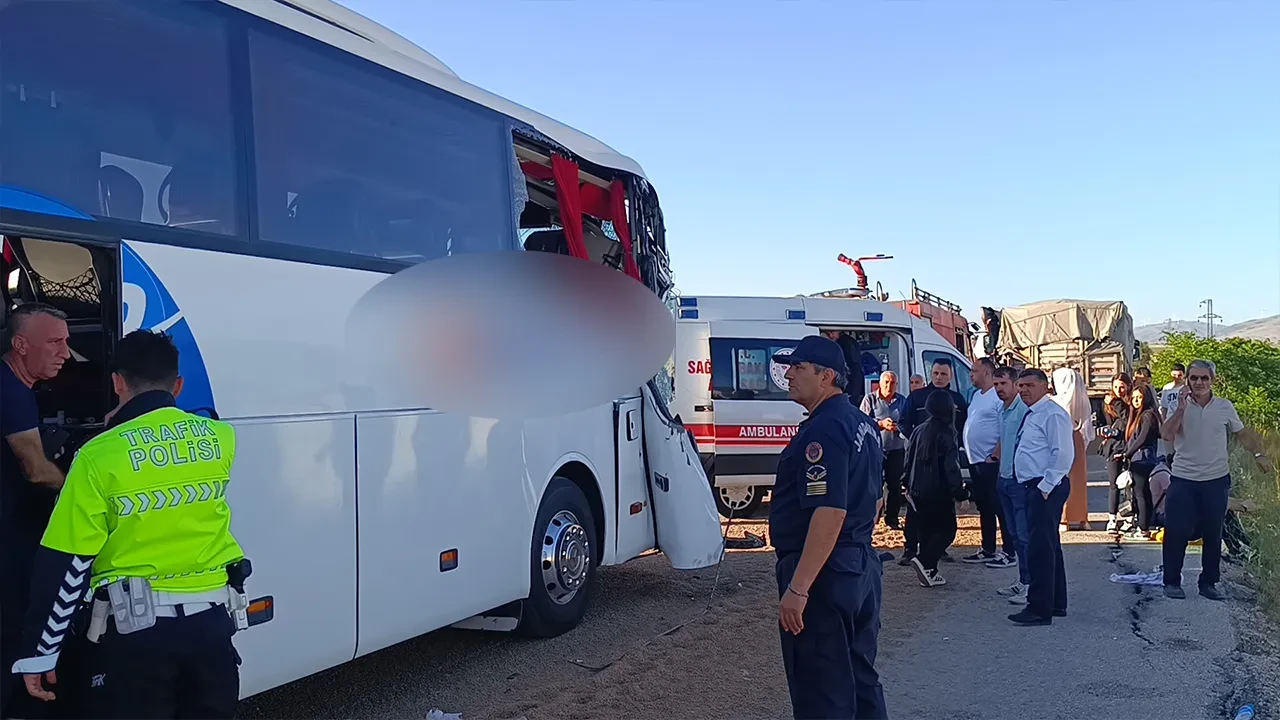 Afyonkarahisar'da feci kaza! Çok sayıda yaralı var