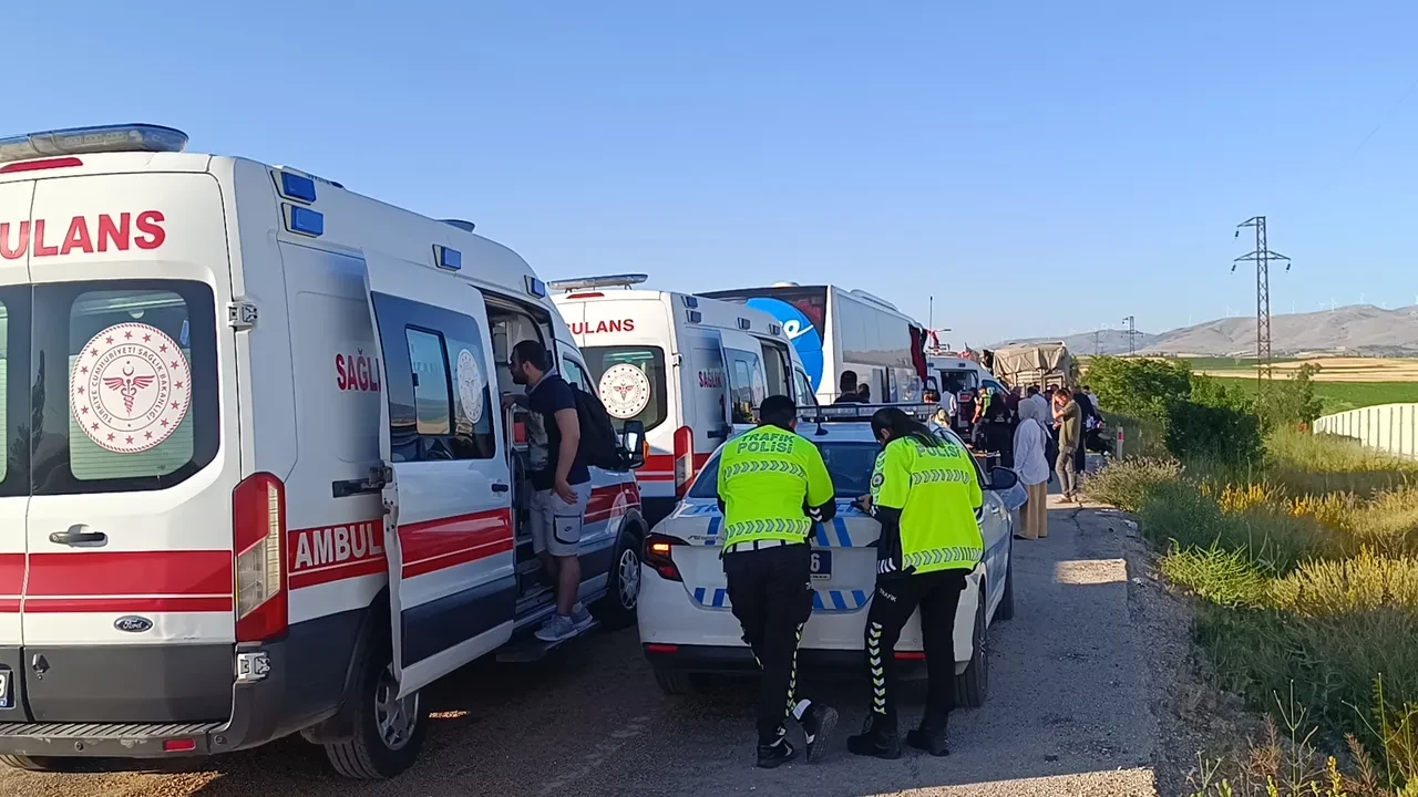 Afyonkarahisar'da feci kaza! Çok sayıda yaralı var