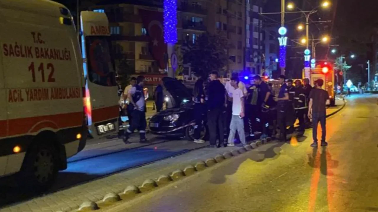 Alkollü sürücü tramvay yolundaki direğe çarptı: 2 yaralı