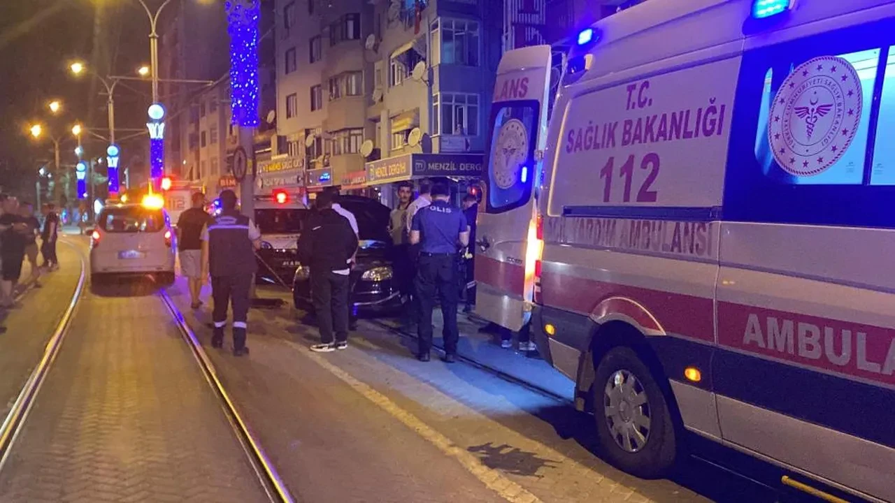 Alkollü sürücü tramvay yolundaki direğe çarptı: 2 yaralı