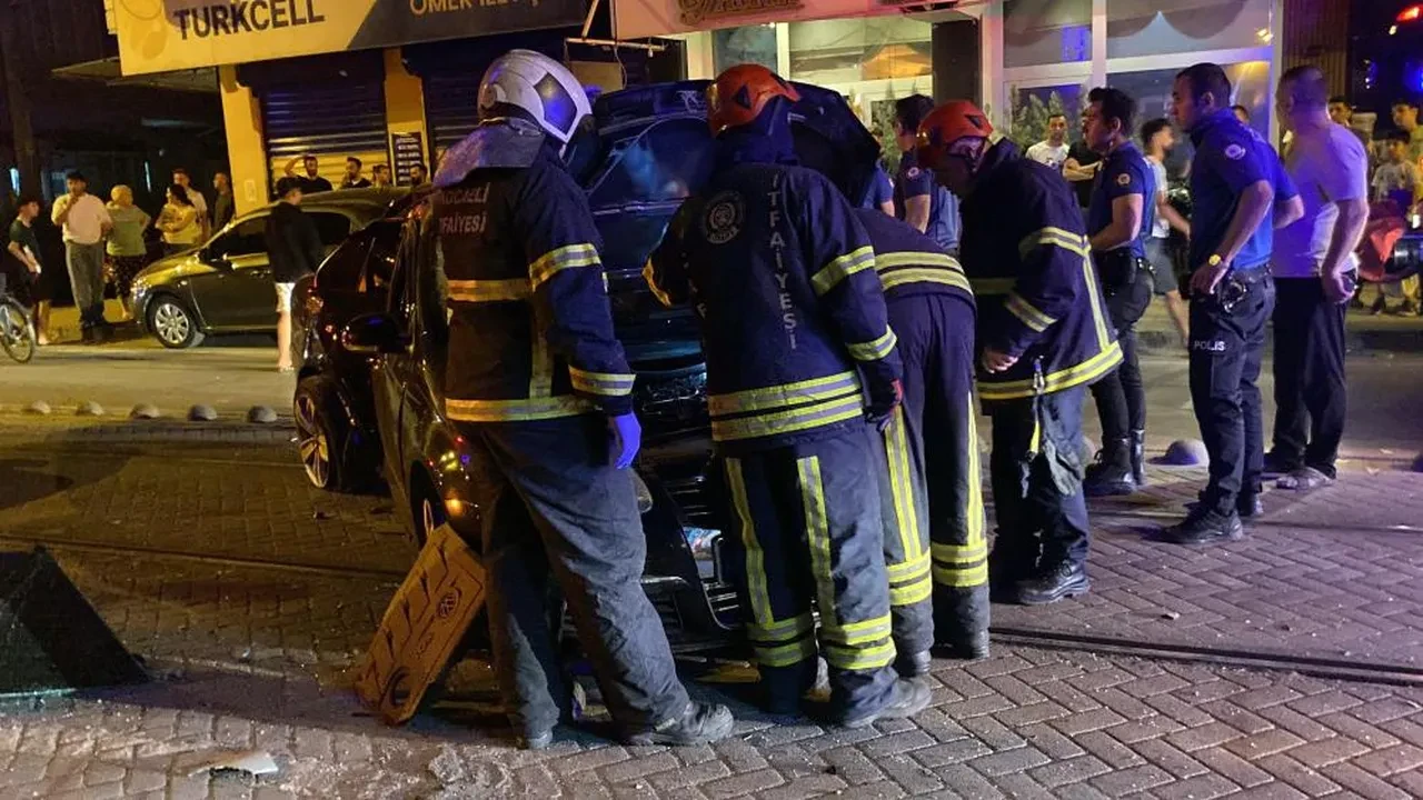 Alkollü sürücü tramvay yolundaki direğe çarptı: 2 yaralı