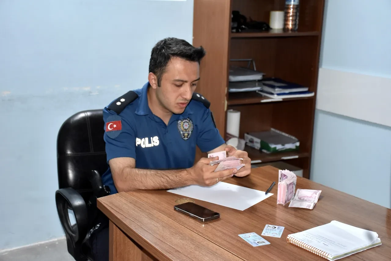 ATM'den para çekmek istedi! Deste deste para buldu