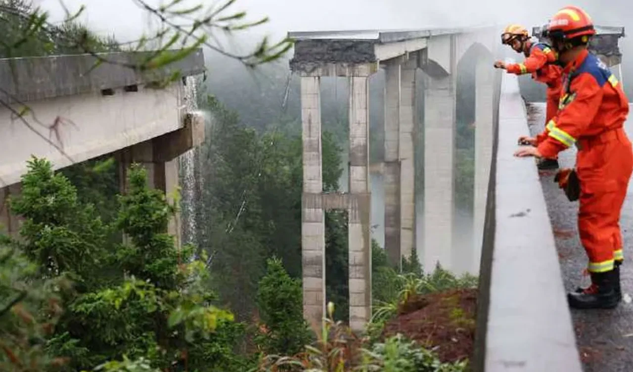 Çin'de heyelan köprüyü çökertti! Araçlar vadiden uçtu