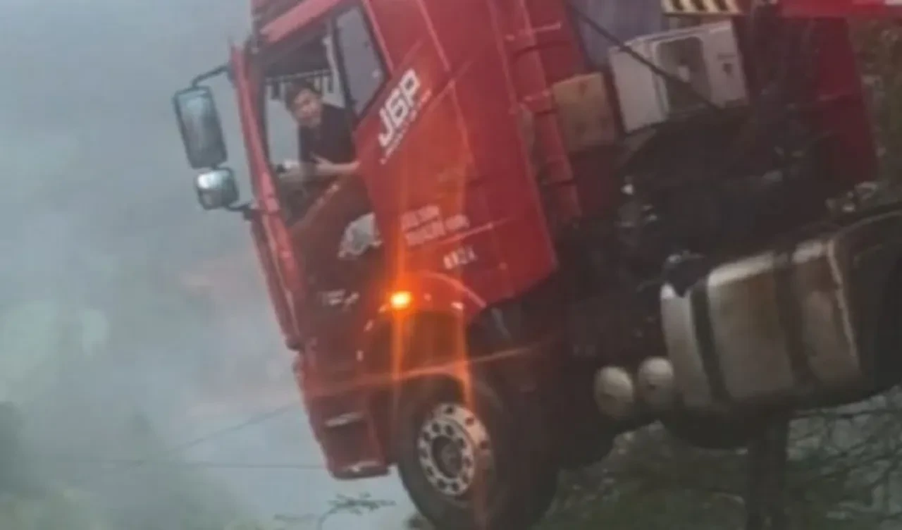 Çin'de heyelan köprüyü çökertti! Araçlar vadiden uçtu