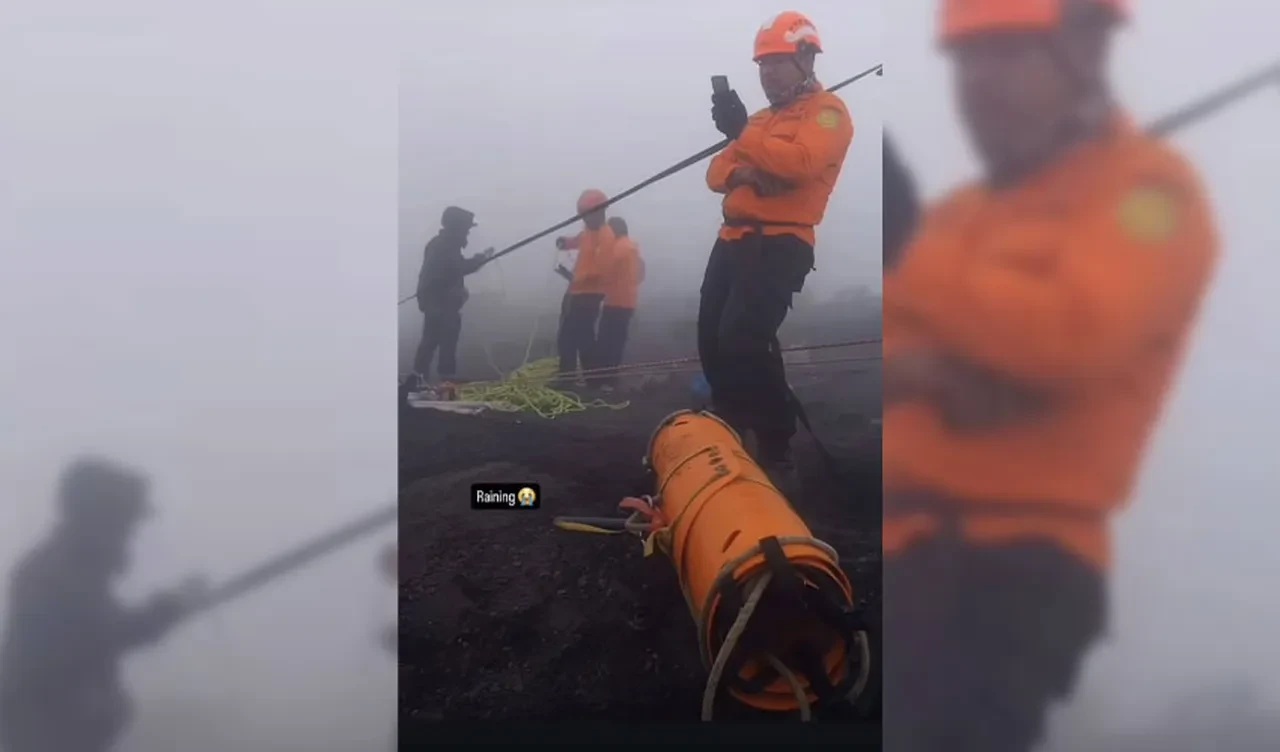 Endonezya'da bir turist aktif yanardağın içine düştü: 4 gündür kurtarılmayı bekliyor