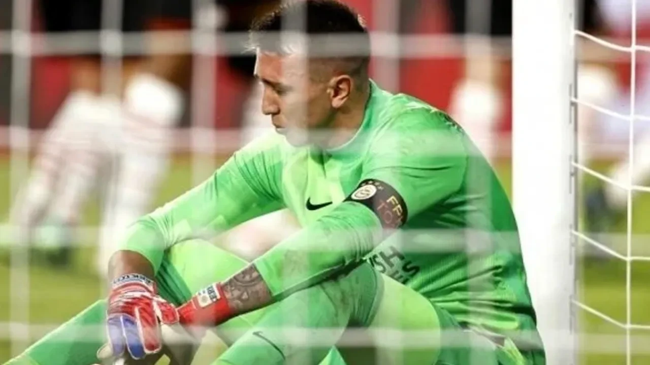 Galatasaraylıları duygulandıran anlar! Fernando Muslera imzayı attı