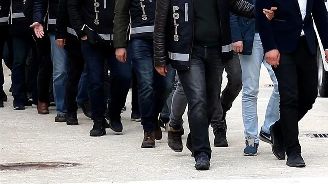 İstanbul ve İzmir'de FETÖ operasyonu! 176 asker hakkında gözaltı kararı  