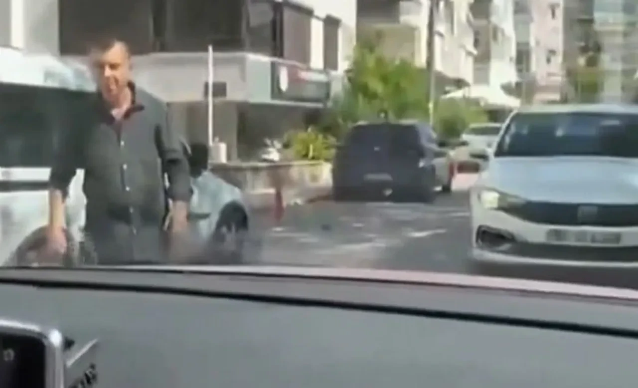 Kadın sürücüye yol vermeyip, silah çekti! Emniyet paylaşımlar sonrası yakaladı