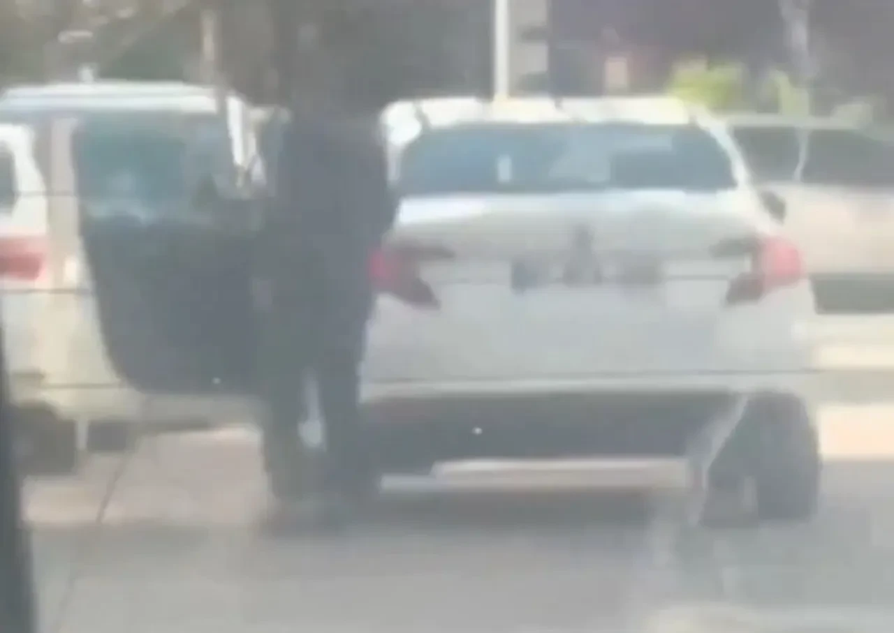 Kadın sürücüye yol vermeyip, silah çekti! Emniyet paylaşımlar sonrası yakaladı