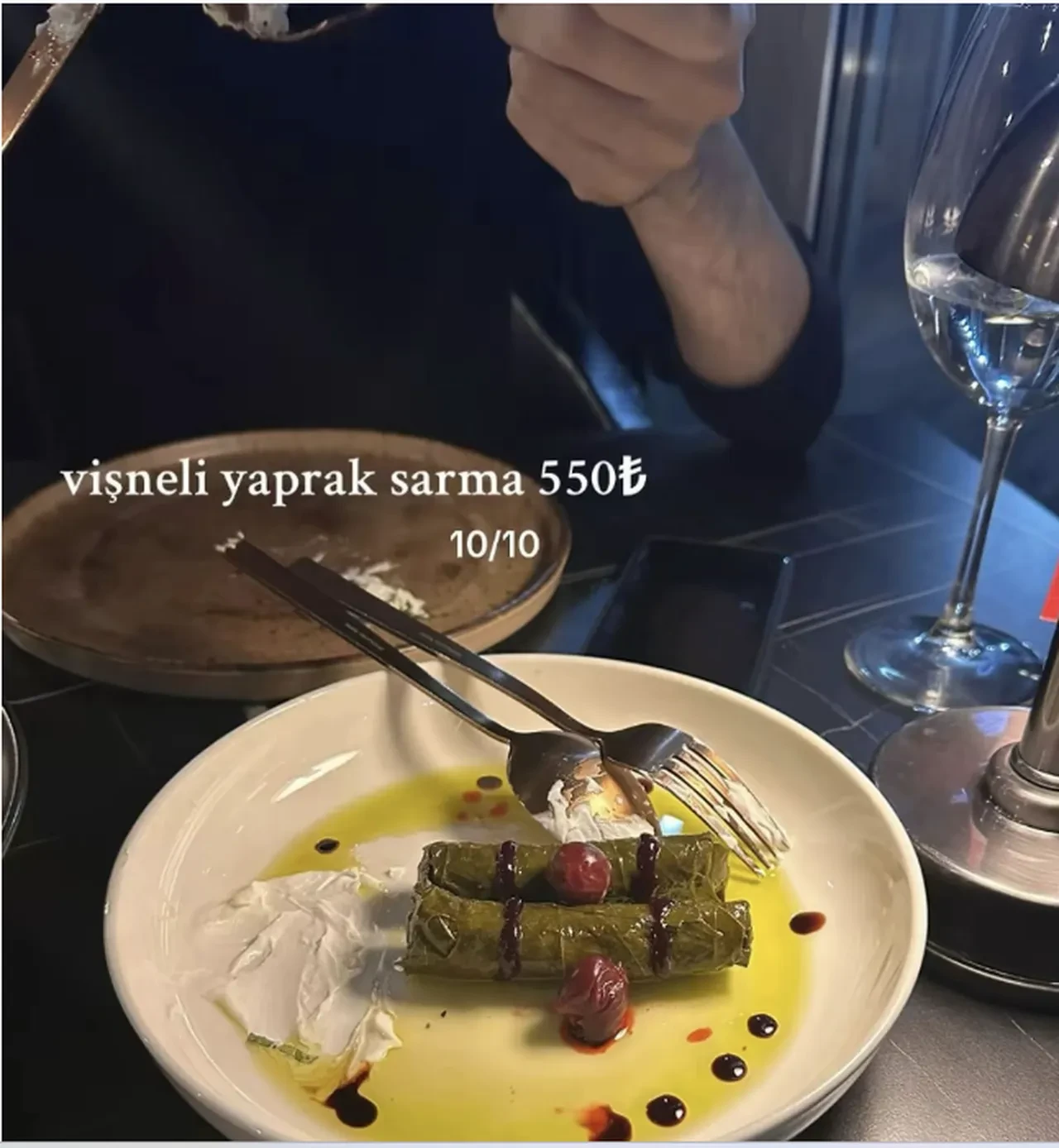 MasterChef Jüri üyesi Mehmet Şef'in restoranındaki iki sarma fiyatı hayrete düşürdü