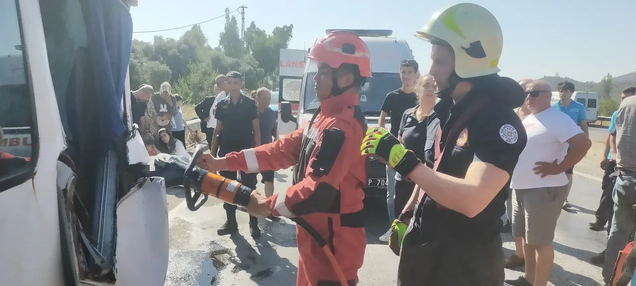 Muğla'da feci kaza! Beton mikseri dolmuşa çarptı: 1 ölü, 13 yaralı