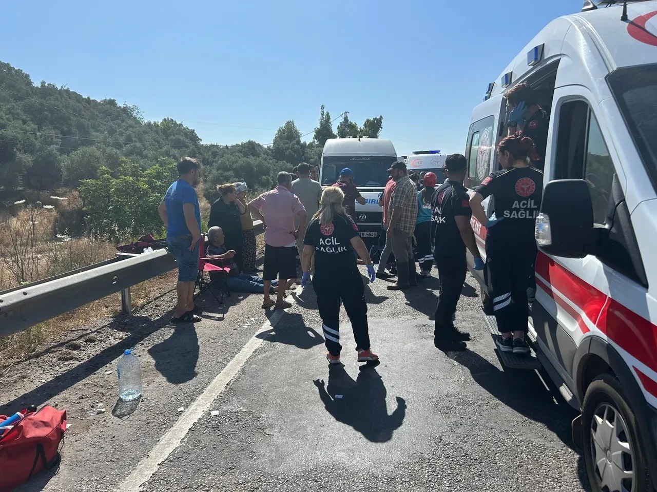 Muğla'da feci kaza! Beton mikseri dolmuşa çarptı: 1 ölü, 13 yaralı