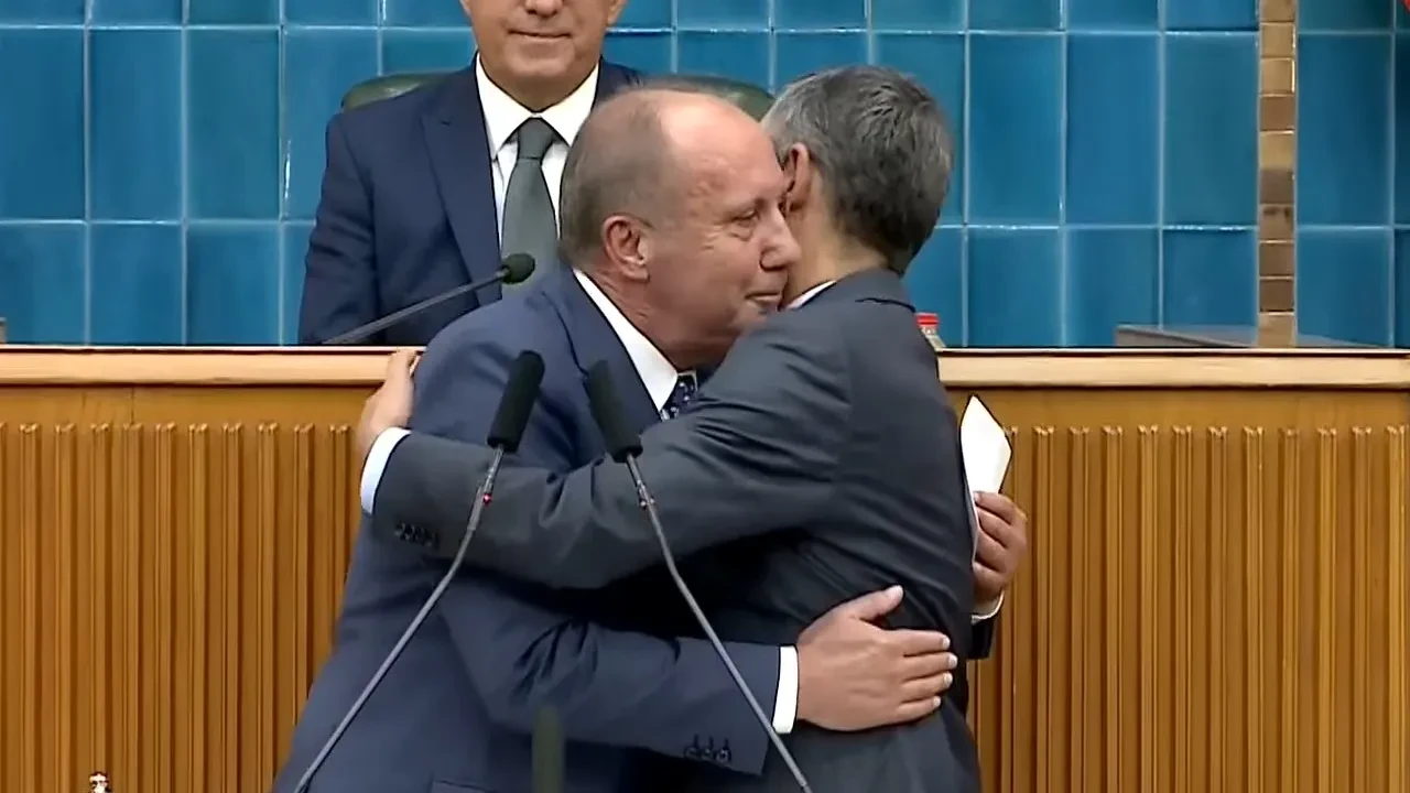 Muharrem İnce CHP'ye geri döndü! Rozeti Özgür Özel taktı 
