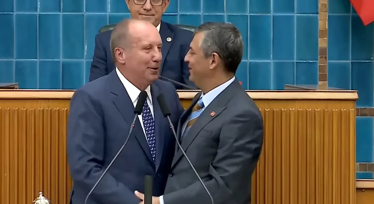 Muharrem İnce CHP'ye geri döndü! Rozeti Özgür Özel taktı