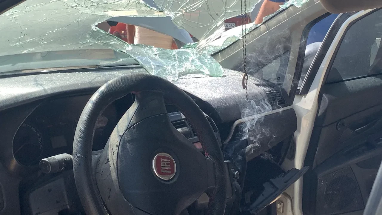 Otomobildeki telefon bataryası patladı, faciadan dönüldü